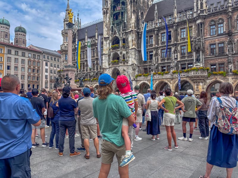 southern-germany-trip-munich-glockenspiel Family standing by the Glockenspiel in Munich, Germany